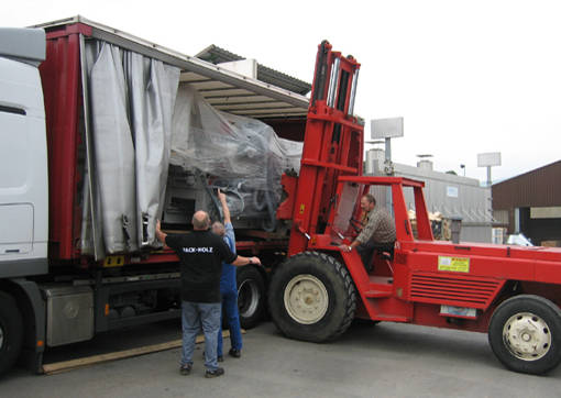 Abladen der Hobelmaschine vom LKW