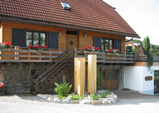 Hausfront mit angrenzendem Bürogebäude Hausfront mit angrenzendem Bürogebäude